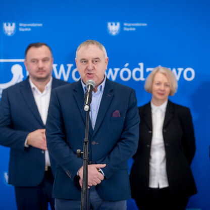 Wicemarszałek Grzegorz Boski przemawia na ceremonii rozdania funduszy LEADER dla lokalnych grup działania województwa śląskiego. (wygenerowano przez AI)
