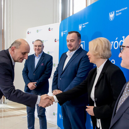 Grzegorz Boski, Wicemarszałek Województwa Śląskiego, wręcza umowy LGD z Silesia. (wygenerowano przez AI)