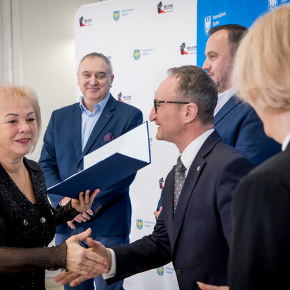 Grzegorz Boski, Wicemarszałek Województwa Śląskiego, wręcza umowy LGD z funduszy unijnych. (wygenerowano przez AI)