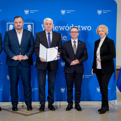 Wicemarszałek Grzegorz Boski wręcza dyplomy LGD z Silesii. (wygenerowano przez AI)