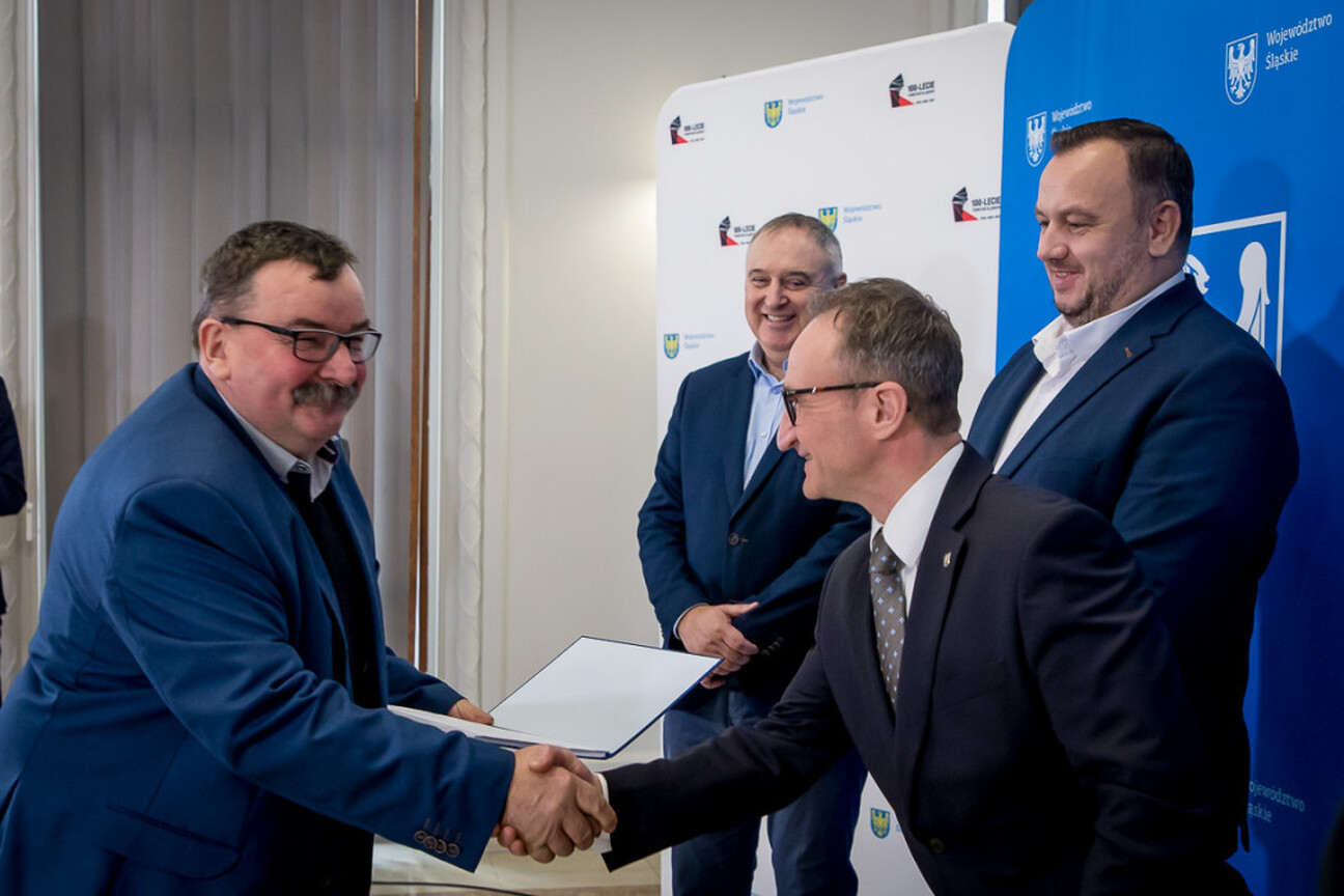 Grzegorz Boski, Wicemarszałek Województwa Śląskiego, prezentuje dokument fundacji LEADER. (wygenerowano przez AI)