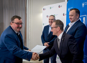 Grzegorz Boski, Wicemarszałek Województwa Śląskiego, prezentuje dokument fundacji LEADER. (wygenerowano przez AI)