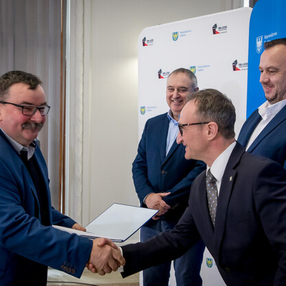 Grzegorz Boski, Wicemarszałek Województwa Śląskiego, wręcza umowy LGD z Silesia. (wygenerowano przez AI)