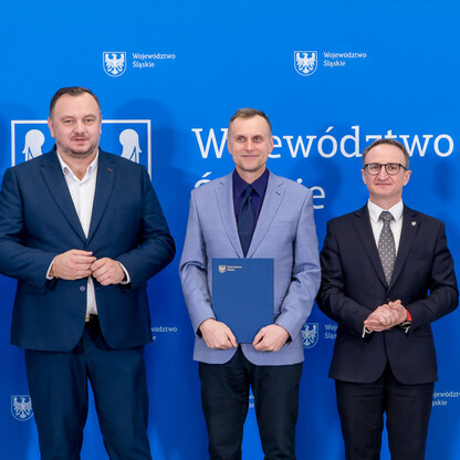 Grzegorz Boski, Wicemarszałek Województwa Śląskiego, wręcza certyfikaty przedstawicielom LGD w ramach funduszy unijnych. (wygenerowano przez AI)