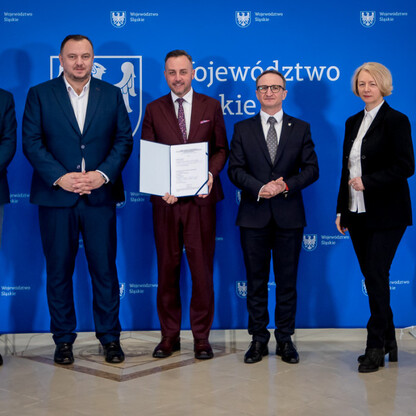 Grzegorz Boski, Wicemarszałek Województwa Śląskiego, wręcza umowy LGD z Silesia. (wygenerowano przez AI)