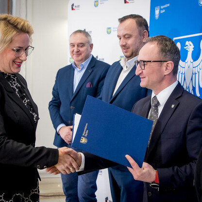 Wicemarszałek Grzegorz Boski wręcza umowy LGD z Silesia. (wygenerowano przez AI)