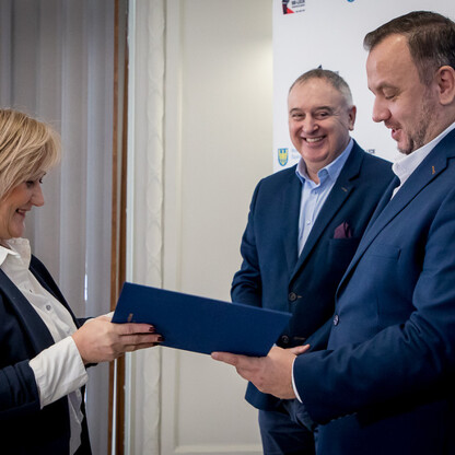 W trakcie uroczystego wręczenia umów dla przedstawicieli LGD województwa śląskiego, marszałek Jakub Chełstowski przekazuje dokument przedstawicielowi LGD. (wygenerowano przez AI)