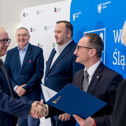 Grzegorz Boski, wicemarszałek, wręcza umowy LGD z funduszy UE. (wygenerowano przez AI)