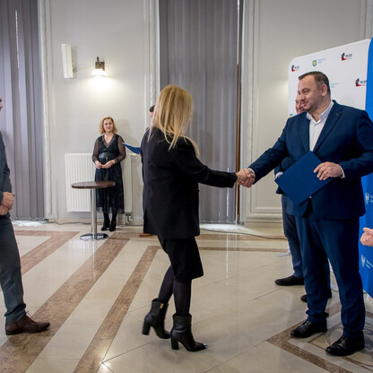 Grzegorz Boski, Wicemarszałek Województwa Śląskiego, wręcza umowy LGD z funduszy unijnych. (wygenerowano przez AI)