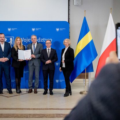 Wicemarszałek Grzegorz Boski wręcza dokumenty LGD z Silesia. (wygenerowano przez AI)