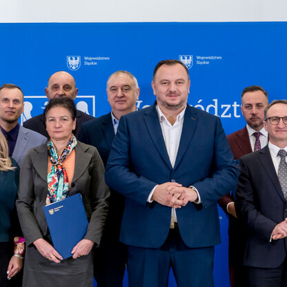 Grzegorz Boski, wicemarszałek województwa śląskiego, wraz z przedstawicielami LGD w Silesia, uczestniczy w uroczystym wręczeniu umów na rozwój obszarów wiejskich. (wygenerowano przez AI)