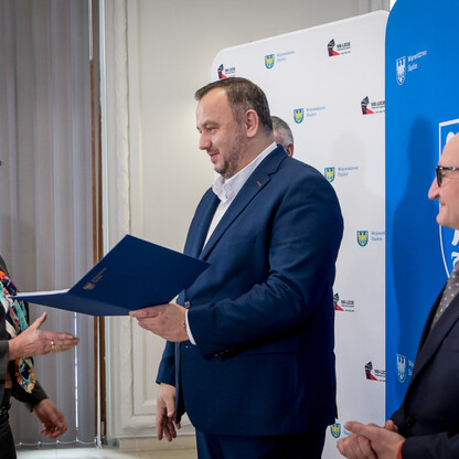 Grzegorz Boski, Wicemarszałek Województwa Śląskiego, prezentuje dokument fundacji LEADER. (wygenerowano przez AI)