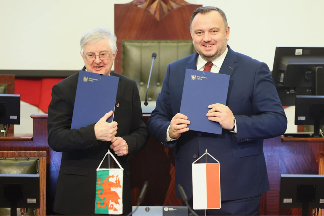 Uroczystość podpisania Memoranda o współpracy między Województwem Śląskim a Rządem Walii, z udziałem marszałka Jakuba Chełstowskiego i premiera Marka Drakeforda. (wygenerowano przez AI)