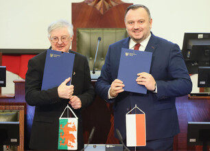 Uroczystość podpisania Memoranda o współpracy między Województwem Śląskim a Rządem Walii, z udziałem marszałka Jakuba Chełstowskiego i premiera Marka Drakeforda. (wygenerowano przez AI)