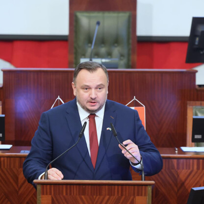 W Sali Sejmu Śląskiego, marszałek Jakub Chełstowski przemawia na podium, podkreślając znaczenie Memorandum o współpracy z Walii. (wygenerowano przez AI)