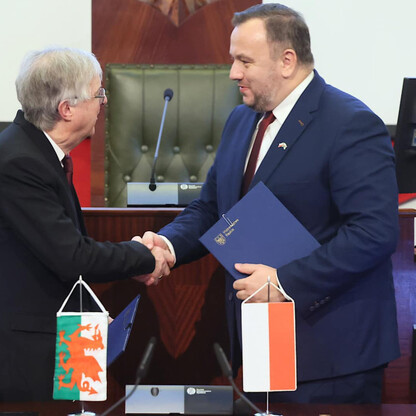 W Sali Sejmu Śląskiego marszałek Jakub Chełstowski i premier Mark Drakeford podpisują Memorandum o współpracy, symbolizujące współpracę między Śląskiem a Walii. (wygenerowano przez AI)