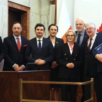 Uroczystość podpisania Memoranda o współpracy między Województwem Śląskim a Rządem Walii, z udziałem marszałka Jakuba Chełstowskiego i premiera Marka Drakeforda. (wygenerowano przez AI)