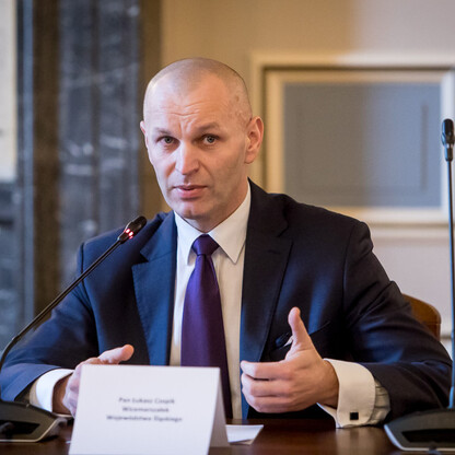 Mężczyzna w garniturze omawia strategie edukacji w regionie Śląskim. (wygenerowano przez AI)