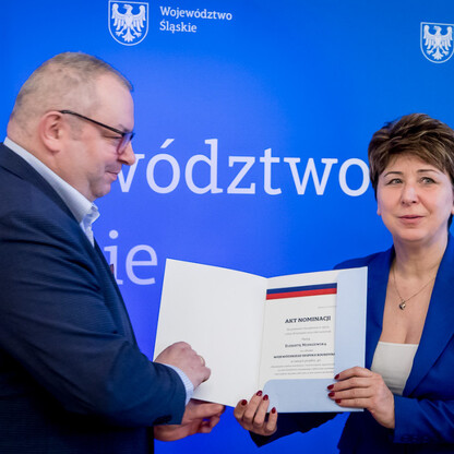 W trakcie ceremonii wojewódzkiego zespołu koordynacji, wicemarszałek Łukasz Czopik wręcza dokument 