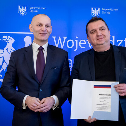 Dwóch mężczyzn podczas spotkania wojewódzkiego, jednego z nich nominuje do regionalnego zespołu koordynacyjnego. (wygenerowano przez AI)