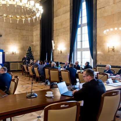 Formalne spotkanie Wojewódzkiego Zespołu Koordynacji w ścisłym, eleganckim pomieszczeniu, gdzie przedstawiciele edukacji i biznesu omawiają strategie rozwoju edukacji w regionie Śląskim. (wygenerowano przez AI)