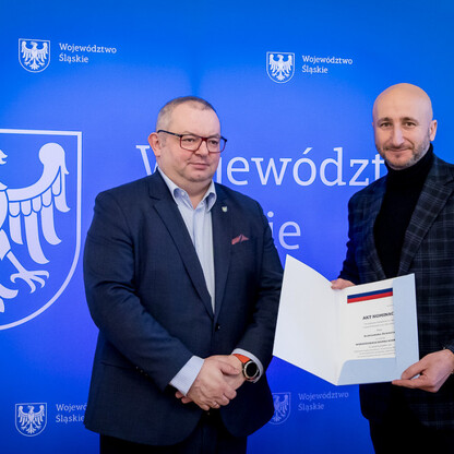 Dwóch mężczyzn podczas spotkania wojewódzkiego, koordynacja i monitorowanie działań edukacyjnych. (wygenerowano przez AI)