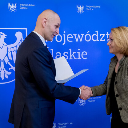 Łukasz Czopik, wicemarszałek Województwa Śląskiego, i Krzysztof Klimosz, członek zarządu, wręczają certyfikaty na pierwszym posiedzeniu Wojewódzkiego Zespołu Koordynacji. (wygenerowano przez AI)