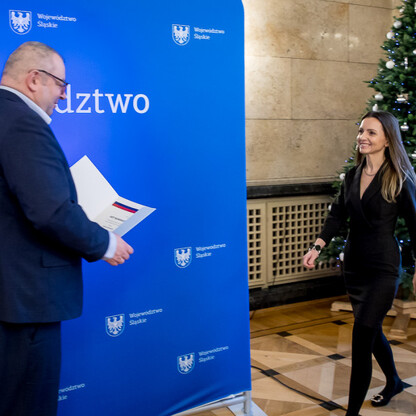 W trakcie konferencji wojewódzkiej koordynacji edukacji, wicemarszałek Łukasz Czopik i Krzysztof Klimosz wręczają powołania w skład zespołu koordynacyjnego. (wygenerowano przez AI)