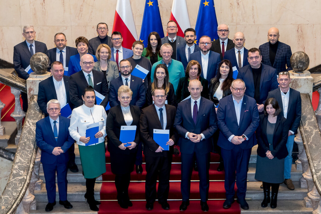 Wojewódzki Zespoł Koordynacji edukacji i nauki na Śląsku. Spotkanie z wicemarszałkiem Łukaszem Czopikiem i członkiem Zarządu Województwa Śląskiego Krzysztofem Klimoszem. Dyskusja o dostosowaniu system (wygenerowano przez AI)