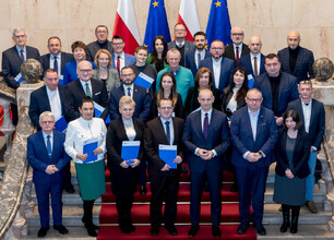 Wojewódzki Zespoł Koordynacji edukacji i nauki na Śląsku. Spotkanie z wicemarszałkiem Łukaszem Czopikiem i członkiem Zarządu Województwa Śląskiego Krzysztofem Klimoszem. Dyskusja o dostosowaniu system (wygenerowano przez AI)