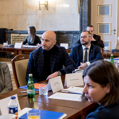 Wojewódzki Zespoł Koordynacji edukacji i nauki na Śląsku. Spotkanie z wicemarszałkiem Łukaszem Czopikiem i członkiem Zarządu Województwa Śląskiego Krzysztofem Klimoszem. Dyskusja o dostosowaniu system (wygenerowano przez AI)