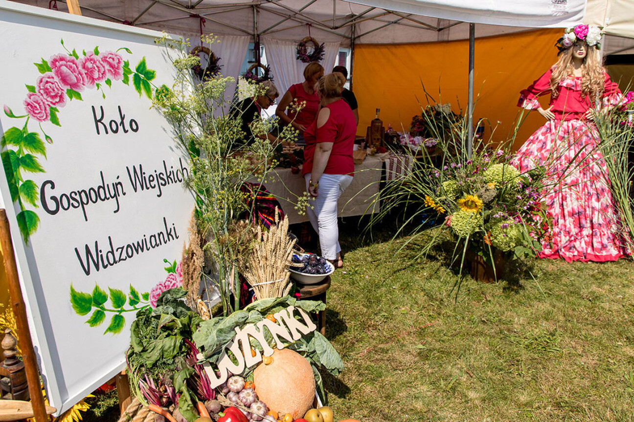 Kultura i tradycje lokalne na Śląsku: strefa handlu i kultury w namiocie "Kultywowanie Tradycji Lokalnych". (wygenerowano przez AI)