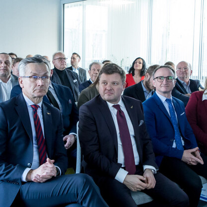 Grzegorz Boski, wicemarszałek Województwa Śląskiego, uczestniczy w spotkaniu z przedstawicielami Funduszu Górnośląskiego i Urzędu Marszałkowskiego Województwa Śląskiego, omawiając projekty wspierające (wygenerowano przez AI)