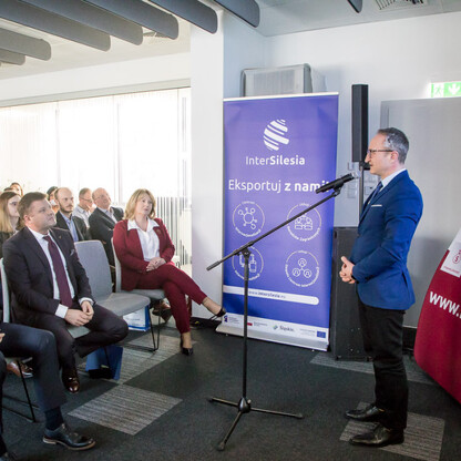 Grzegorz Boski, Wicemarszałek Województwa Śląskiego, przemawia na podium podczas konferencji InterSilesia, wspieranej przez Fundusz Górnośląski SA. (wygenerowano przez AI)