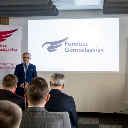 Grzegorz Boski, Wicemarszałek Województwa Śląskiego, prowadzi prezentację projektu Funduszu Górnośląskiego SA na międzynarodizację małych i średnich przedsiębiorstw. (wygenerowano przez AI)