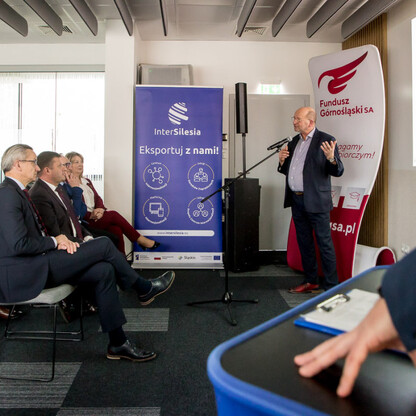 Przedstawienie ekspertów w konferencji biznesowej dotyczącej rozwoju eksportu i internacjonalizacji przedsiębiorstw w regionie Śląskim. (wygenerowano przez AI)