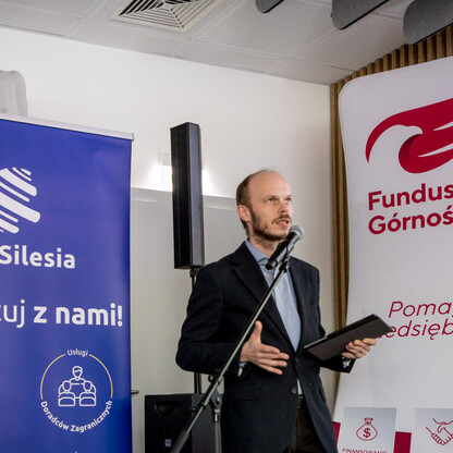 Przedstawienie Funduszu Górnośląskiego SA na wydarzeniu promującym eksport dla małych i średnich przedsiębiorstw w regionie Śląskim. (wygenerowano przez AI)