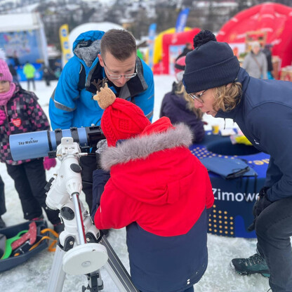 Zimowy festiwal w Beskidzie Śląskim: Grupa osób z teleskopem, edukacyjna aktywność astronomiczna. (wygenerowano przez AI)