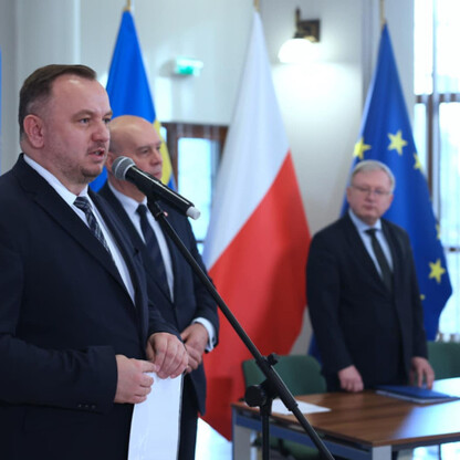 Podpis: Uroczyste podpisanie umowy na budowę mostu na Odrze, z udziałem lokalnych i krajowych autorów. (wygenerowano przez AI)