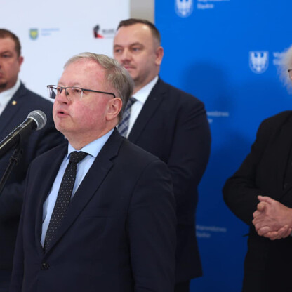 Podpis: Uroczyste podpisanie umowy na budowę mostu na Odrze, z udziałem lokalnych i centralnych władz. (wygenerowano przez AI)