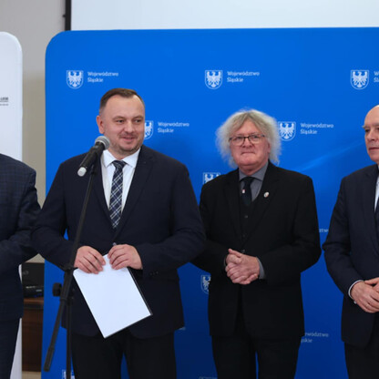 Podpis: Uroczyste podpisanie umowy na budowę mostu na Odrze, reprezentanci regionu i instytucji. (wygenerowano przez AI)