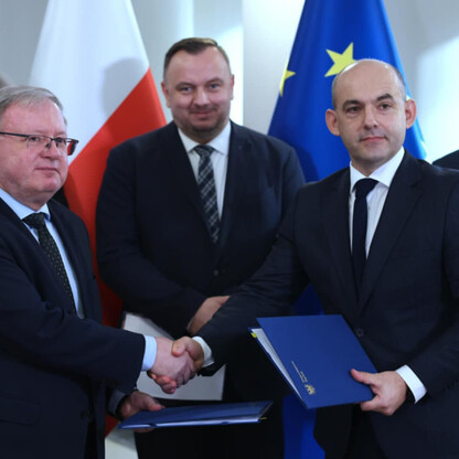 Podpis: Podpisano umowę na budowę mostu na Odrze, ważna inwestycja dla regionu. (wygenerowano przez AI)