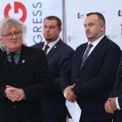 Podpis: Grupa menedżerów podczas ceremonii podpisania umowy na budowę mostu na Odrze. (wygenerowano przez AI)