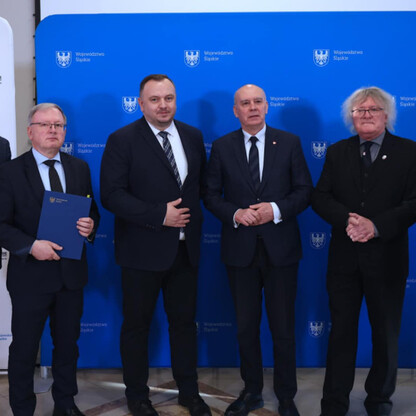 Grupa oficjalnych osób podpisuje umowę na budowę mostu na Odrze, Śląsk. (wygenerowano przez AI)