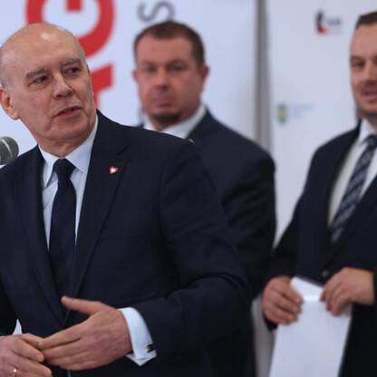 Podpis: Uroczyste podpisanie umowy na budowę mostu na Odrze, ważna inwestycja dla regionu Śląska. (wygenerowano przez AI)