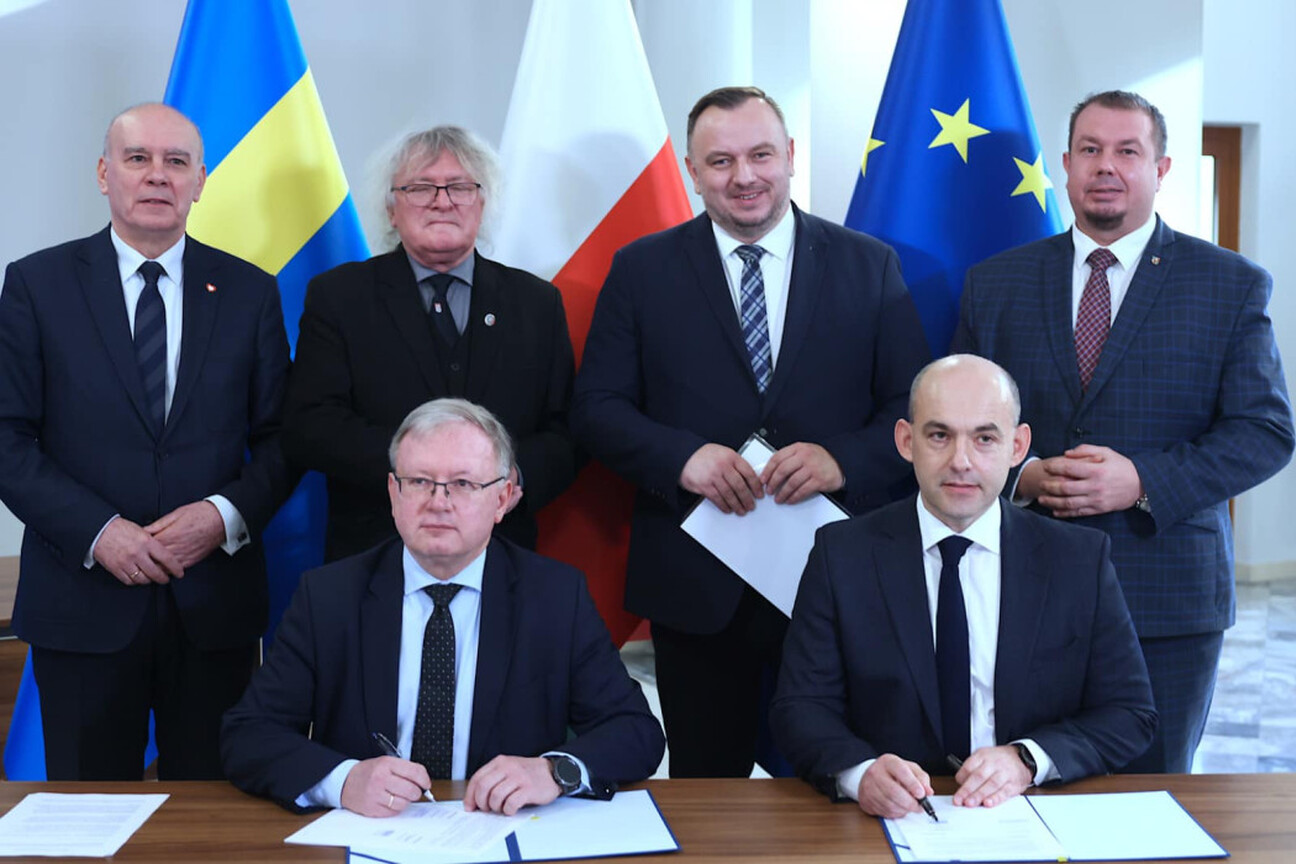 Podpis: Podpisano umowę na budowę mostu na Odrze, ważna inwestycja dla regionu. (wygenerowano przez AI)