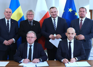 Podpis: Podpisano umowę na budowę mostu na Odrze, ważna inwestycja dla regionu. (wygenerowano przez AI)
