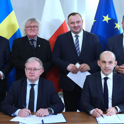 Podpis: Podpisano umowę na budowę mostu na Odrze, ważna inwestycja dla regionu. (wygenerowano przez AI)