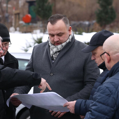 Zimowe spotkanie w Beskidzie Żywieckim: menadżerzy i inżynierowie koordynują plany modernizacji drogi. (wygenerowano przez AI)