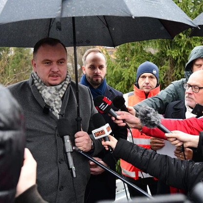 Zebrała się grupa dziennikarzy podczas reportażu na modernizacji drogi wojewódzkiej w regionie Śląska. (wygenerowano przez AI)